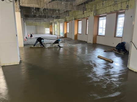 床モルタル施工状況写真2